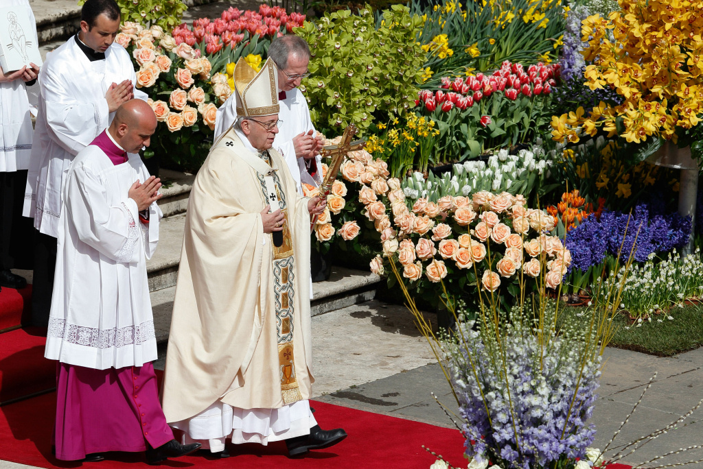 Papst Franziskus läuft durch den mit Blumen geschmückten Petersplatz im Vatikan am 1. April 2018 bei der Feier der Ostermesse mit dem traditionellen Ostersegen "Urbi et orbi". (Foto: KNA)