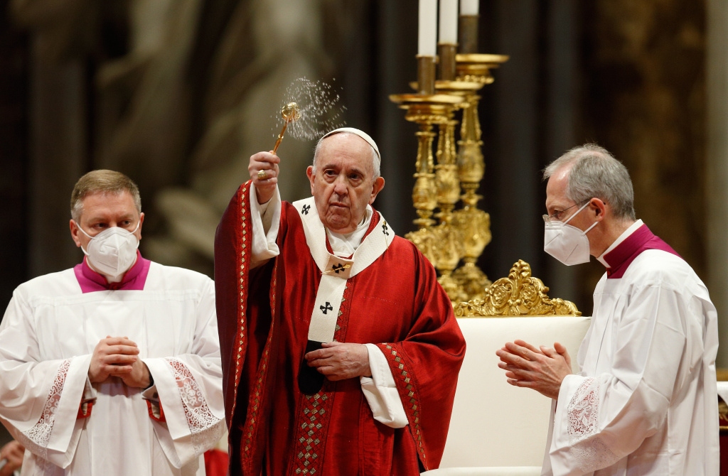 Papst Franziskus segnet die Gläubigen mit Weihwasser während des Gottesdienstes zu Pfingsten am 23. Mai 2021 im Petersdom im Vatikan. (Foto: KNA)
