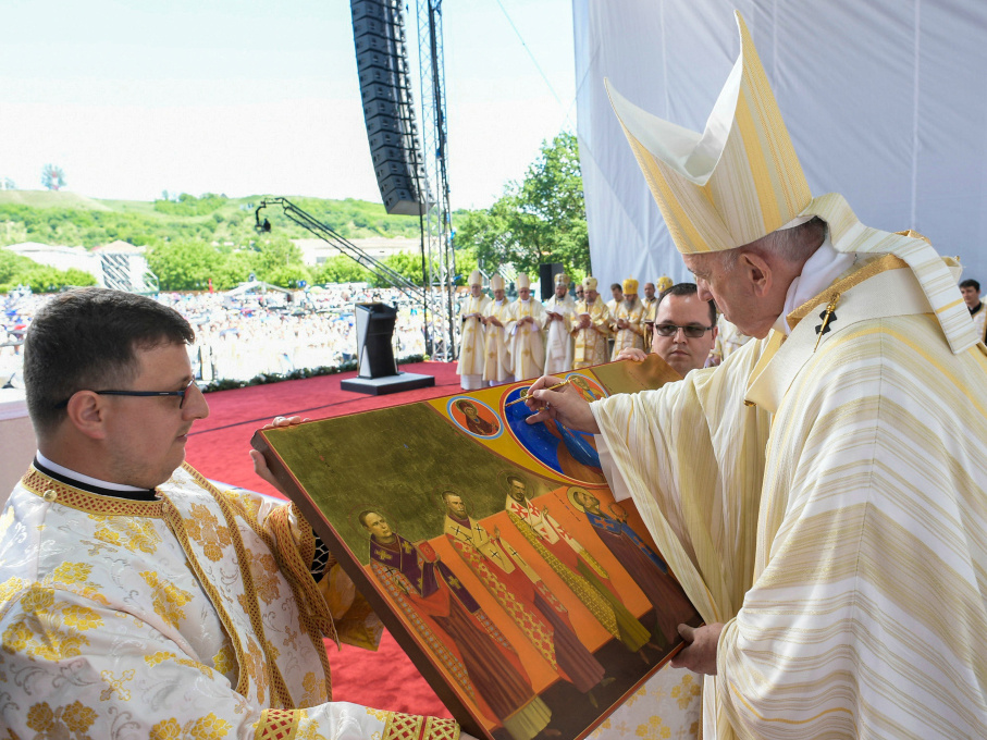 Papst Franziskus malt auf eine Ikone während einer Messe mit der Seligsprechung von sieben rumänischen Märtyrern, griechisch-katholischen Bischöfen, am 2. Juni 2019 Blaj (Rumänien). (Foto: KNA)