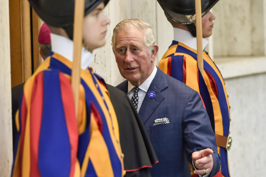Der damalige Prinz Charles bei seinem Besuch im April 2017 im Vatikan zwischen zwei Schweizergardisten. (Foto: KNA)