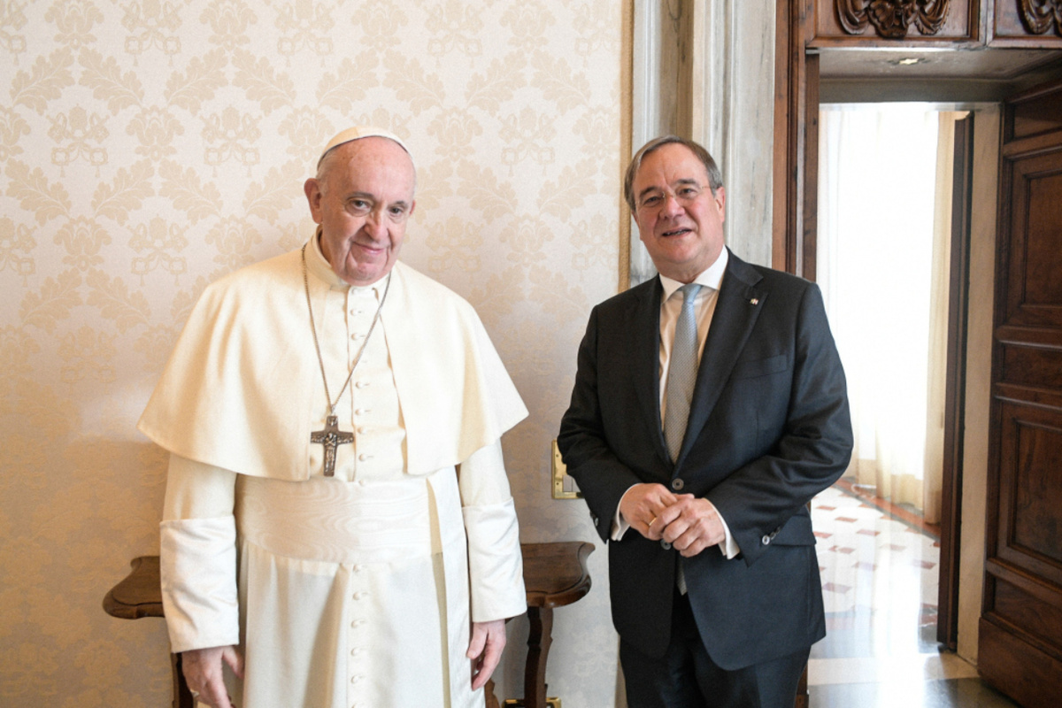Papst Franziskus und Armin Laschet, Ministerpräsident von Nordrhein-Westfalen, am 1. Oktober 2020 im Vatikan. (Foto: KNA)