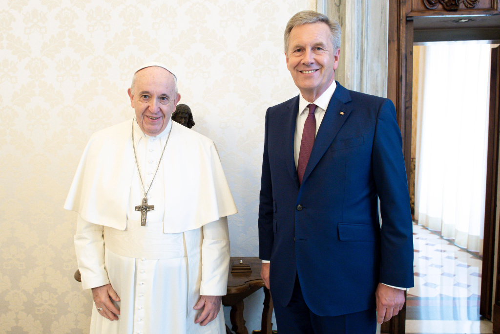 Papst Franziskus und Christian Wulff, Altbundespräsident und Vorsitzender der "Deutschlandstiftung Integration", am 16. Oktober 2020 im Vatikan. (Foto: KNA)