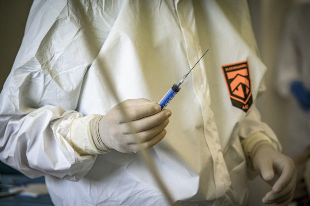 Ein Arzt in Schutzkleidung und Handschuhen auf der Intensivstation eines Krankenhauses in Rom. (Foto: KNA)