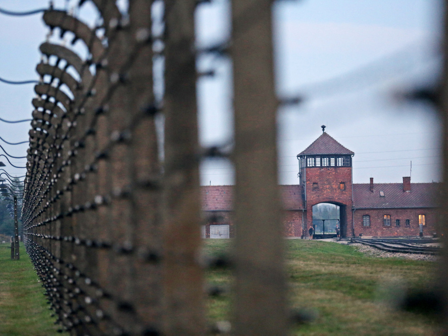 Zaunanlage im Vernichtungslager Auschwitz-Birkenau. Nach dem Zweiten Weltkrieg entstand auf dem Gelände des Konzentrationslagers (KZ) eine Gedenkstätte. (Foto: KNA)