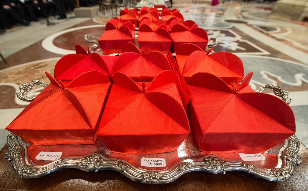 Die Birette, die roten viereckigen Hüte für die neuen Kardinäle, werden ihren zukünftigen Trägern beim Konsistorium übergeben. (Foto: KNA)
