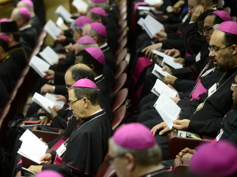 Bischöfe lesend bei der Sitzung der Weltbischofssynode zu Ehe und Familie im Oktober 2015 in der Synodenaula Paul VI. im Vatikan.  (Foto: KNA)