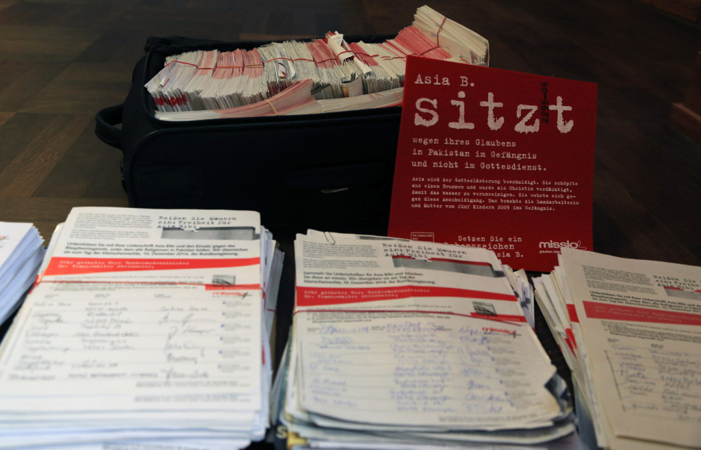 Papierstapel mit 18.000 Unterschriften für die Freilassung der zum Tode verurteilen pakistanischen Christin Asia Bibi am 2. Dezember 2014 in Berlin. Bibi ist eines der prominentesten Opfer des pakistanischen Blasphemie-Gesetzes. Sie wurde 2021 freigelassen. (Foto: KNA)