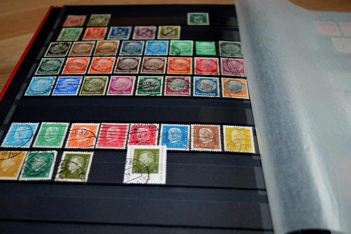 Briefmarken in einem Sammelalbum. (Foto: gem)