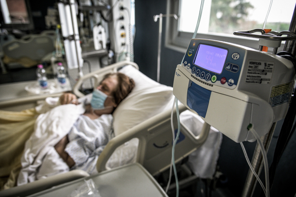 Ein Covid-19-Patient ist am 29. April 2020 auf der Intensivstation des Krankenhauses San Filippo Neri in Rom an eine Infusionspumpe angeschlossen. (Foto: KNA)