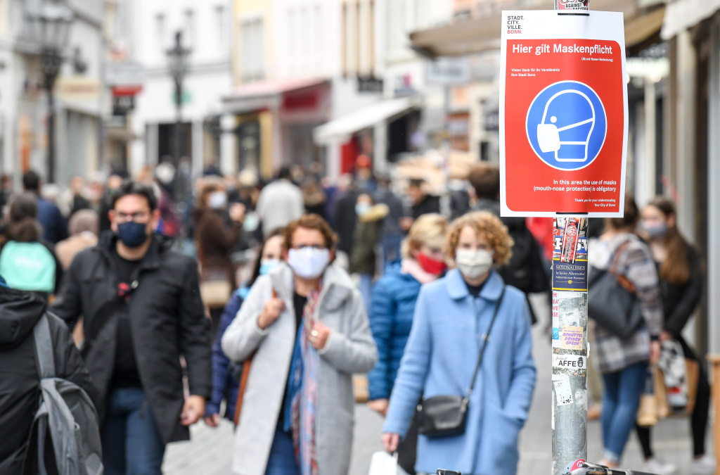 Im Herbst 2020 herrscht in vielen deutschen Innenstädten aufgrund der Corona-Infektionswelle Maskenpflicht. (Foto: KNA)