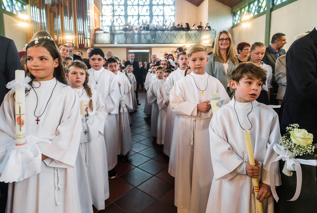 Kommunionkinder ziehen am 29. April 2018 in die Kirche Sankt Martin in Dietzenbach zum Gottesdienst ein. (Foto: KNA)