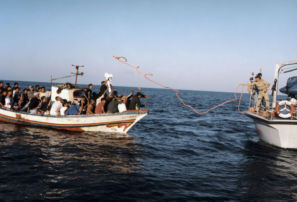 Rettung eines überladenen und in Seenot geratenen Flüchtlingsboots.         Foto: KNA