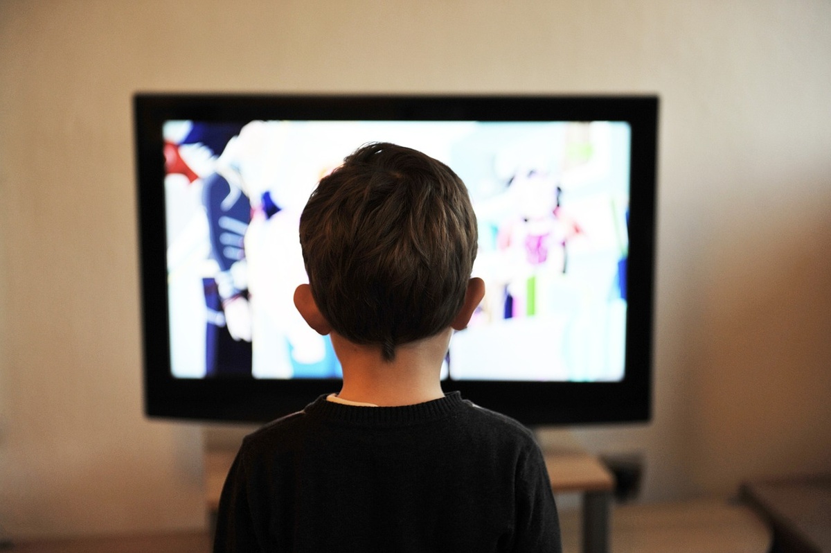Ein Junge sitzt vor dem Fernseher. (Foto: gem)