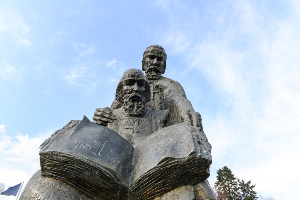 Statue der Heiligen Kyrill und Method mit einem Buch in Ohrid (Nordmazedonien). (Foto: KNA)