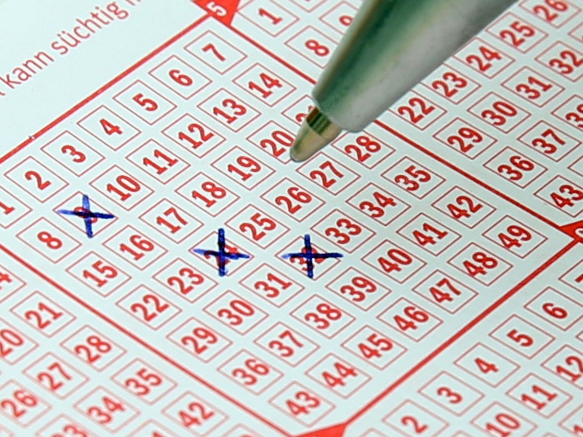 Beim Lotto gilt es, auf dem Schein sechs aus 49 möglichen Zahlen richtig zu tippen. (Foto: gem)