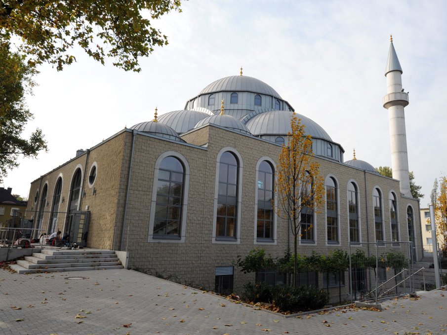 Die größte Moschee Deutschlands ist die Merkez-Moschee in Duisburg. Der Kuppelbau im traditionell osmanischen Stil bietet Platz für 1300 Gläubige. (Foto: KNA)