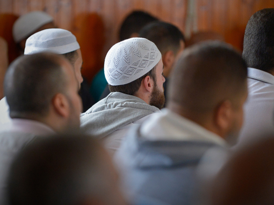 Muslimische Männer beim Freitagsgebet. (Foto: KNA)