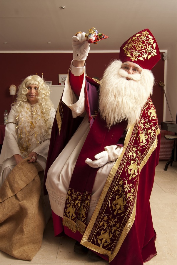 Der Nikolaus und seine Begleiterin teilen Gaben aus. (Foto: Karl-Michael Soemer/pixelio.de)
