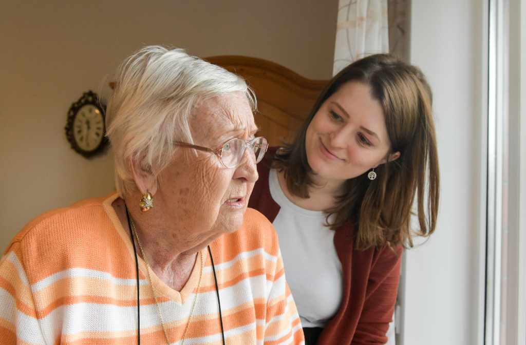 Eine Seniorin in einem Caritas-Altenzentrum in Köln; neben ihr eine Pflegerin. (Archivfoto: KNA)