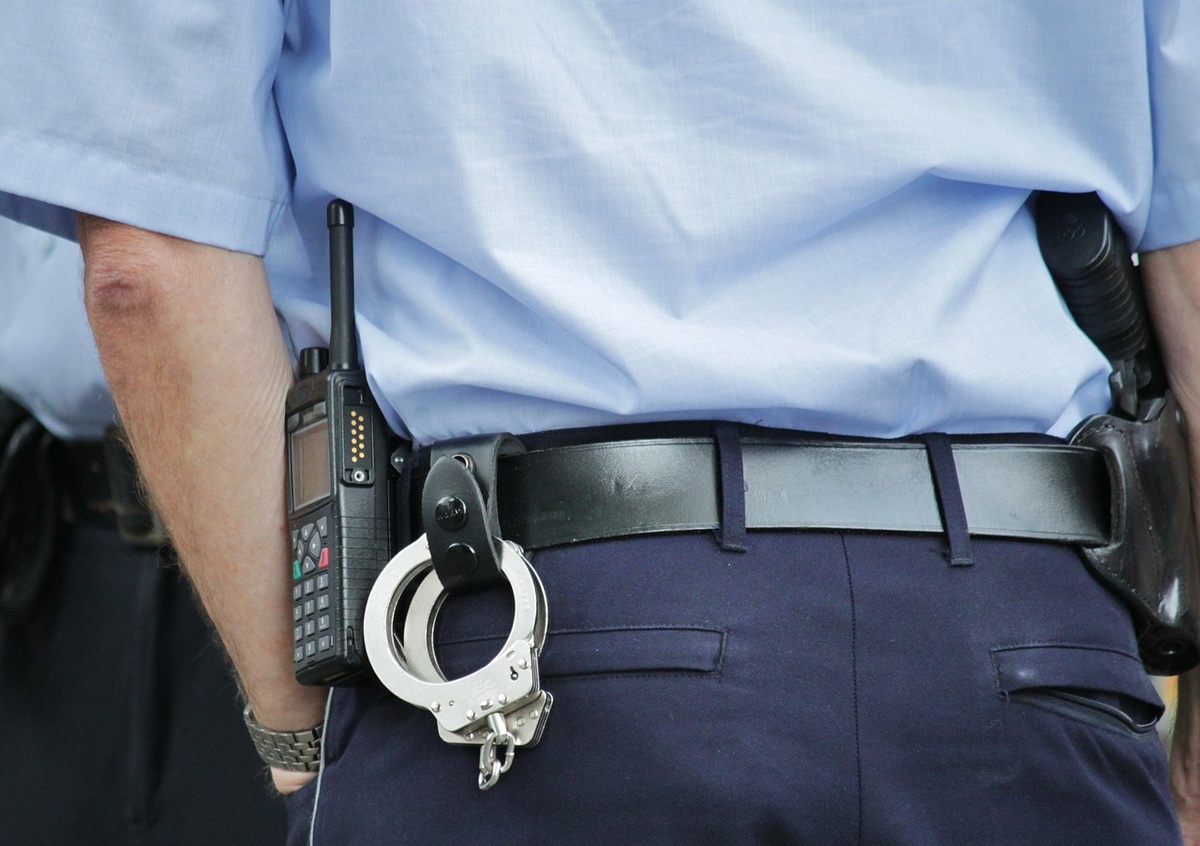 Polizist in Uniform mit Handschellen, Funkgerät und Handschellen. (Foto: gem)