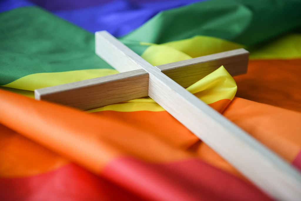 Die Regenbogenfahne gilt als Flagge der Homosexuellenbewegung. Die Haltung der Kirche dazu ist zwiespältig. (Foto: KNA)