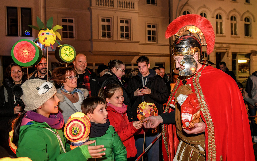 Ein Mann ist als Sankt Martin verkleidet und verteilt Geschenke an Kinder bei einem Martinsumzug am 9. November 2018 in Bonn. (Foto: KNA)