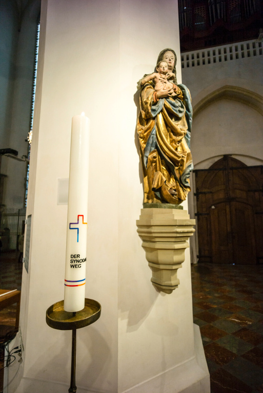 Die Synodalkerze neben einer Figur der Muttergottes mit Jesuskind während der Messe zur Eröffnung des Synodalen Wegs am 1. Dezember 2019 im Liebfrauendom in München. (Foto: KNA)