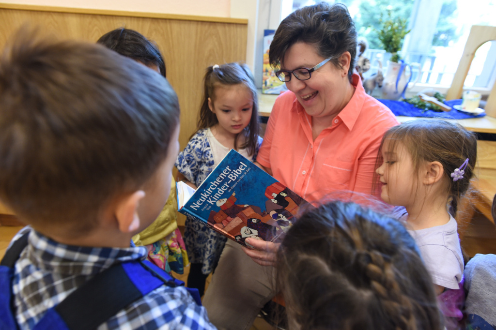 Eine Erzieherin liest in einer katholischen Kindertagesstätte in Offenbach aus der Kinderbibel vor. (Foto: KNA)