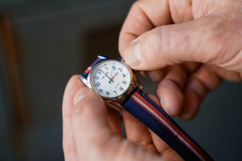 Ein Mann stellt seine Armbanduhr um. (Foto: KNA)