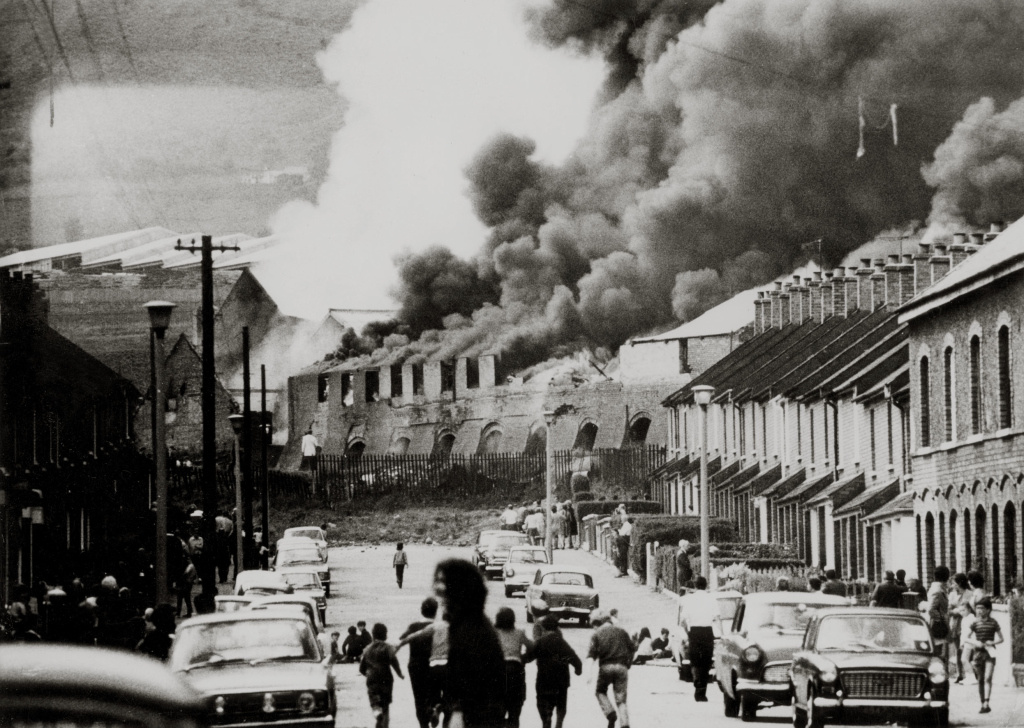 Historische Aufnahme einer brennenden Ziegelfarik in der Fall Road in Belfast. Sie wurden von Mitgliedern der IRA angesteckt. (Foto: KNA)