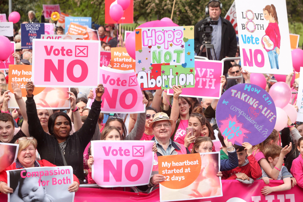 Menschen demonstrieren am 12. Mai in Dublin gegen die Legalisierung von Abtreibungen. Sie tragen Schilder mit der Auschrift "Love Both" (dt. Liebe beides) und "Vote no" (dt. wähle nein). (Foto: KNA)