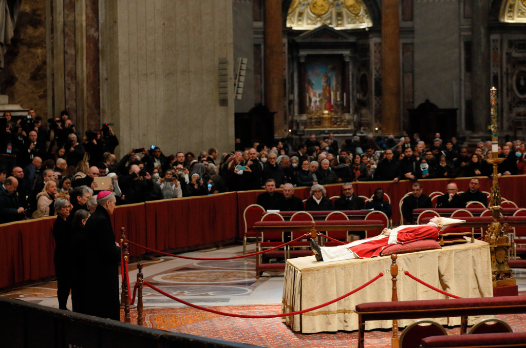 Erzbischof Georg Gänswein (l.), Präfekt des Päpstlichen Hauses, und weitere Trauernde, stehen am aufgebahrten Leichnam des emeritierten Papstes Benedikt XVI. am 2. Januar 2023 im Petersdom im Vatikan. (Foto: KNA)