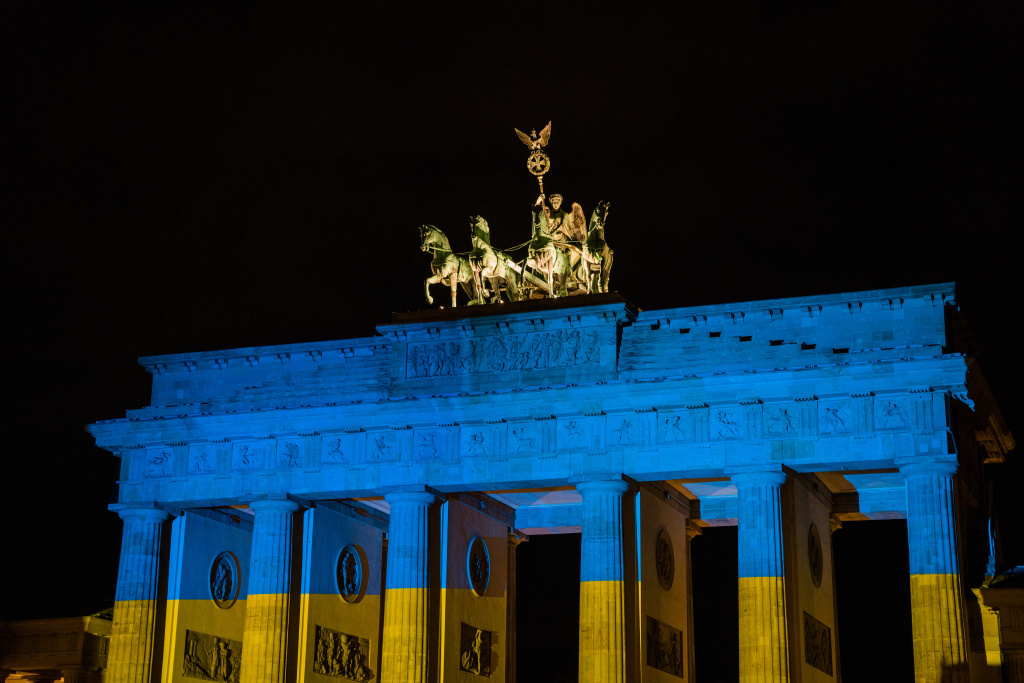 Das Brandenburger Tor in Berlin ist am 24. Februar 2022 in den ukrainischen Farben angestrahlt. (Foto: KNA)
