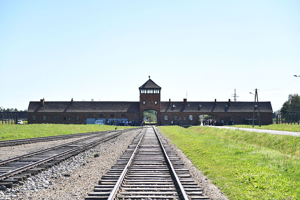 Der Eingangsbereich des ehemaligen NS-Konzentrations- und Vernichtungslagers Auschwitz-Birkenau. (Foto: Deutsche Bischofskonferenz/Julian Schmidt)