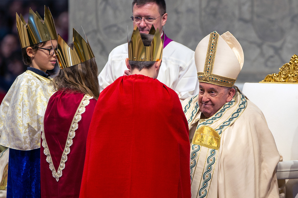 Papst Franziskus spricht mit Sternsingern während einer Messe zu Neujahr, dem Hochfest der Gottesmutter Maria, am 1. Januar 2024 im Petersdom im Vatikan. (Foto: KNA)