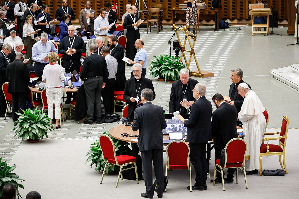 Papst Franziskus bei Beratungen während der Weltsynode. (Foto: KNA)