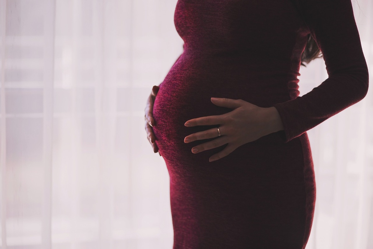 Bluttests können schwangere Frauen schon vor der Geburt über mögliche Fehlbildungen ihres Kindes informieren. Sie sind bisher kein Teil der Leistung der gesetzlichen Krankenversicherung. (Foto: gem)
