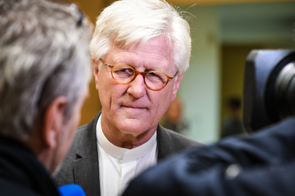 Heinrich Bedford-Strohm, Ratsvorsitzender der Evangelischen Kirche in Deutschland (EKD), spricht mit einem Journalisten. (Foto: KNA)