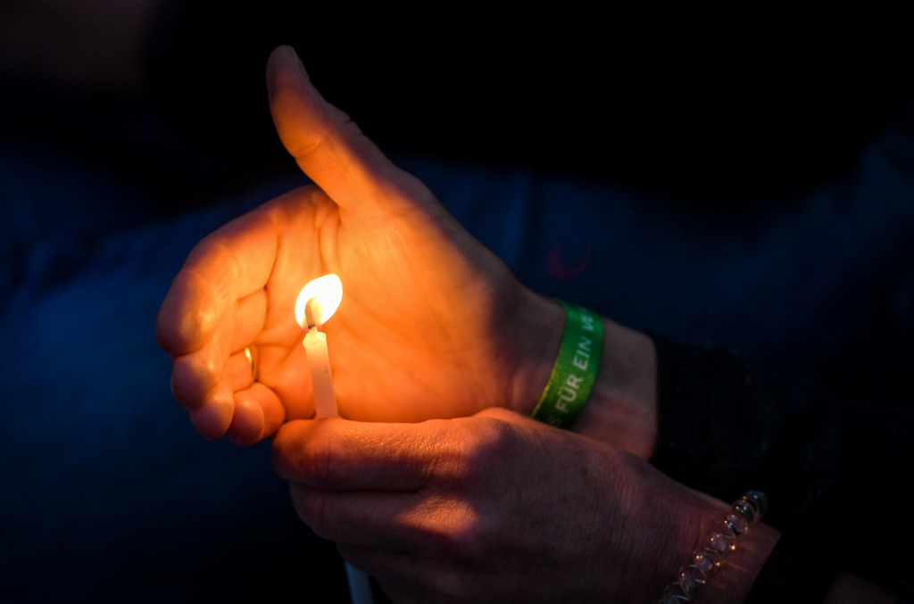 Hände halten eine Kerze beim Taizé-Gebet. (Foto: KNA)
