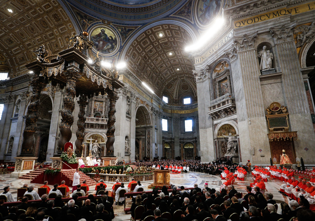 Reihen von Kirchenvertretern sitzen in purpurnen Gewändern mit rotem Birett am 28. Juni 2018 im Petersdom. 14 von ihnen werden von Papst Franziskus in einem feierlichen Gottesdienst in den Kardinalsstand erhoben. (Foto: KNA)