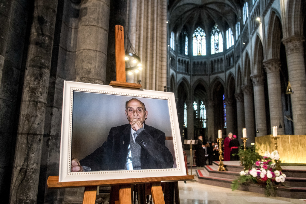 Ein gerahmtes Porträt des ermordeten Priesters Jacques Hamel. (Foto: KNA)