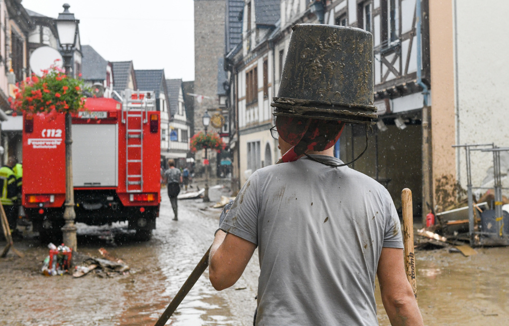 Ein Mann bei Aufräumarbeiten nach der Flutkatastrophe in Ahrweiler. (Foto: KNA)