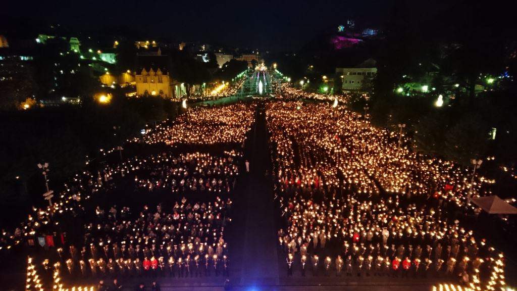 Lichterprozession bei der Internationalen Soldatenwallfahrt auf dem Vorplatz der Rosenkranz-Basilika in Lourdes. (Foto: KNA)