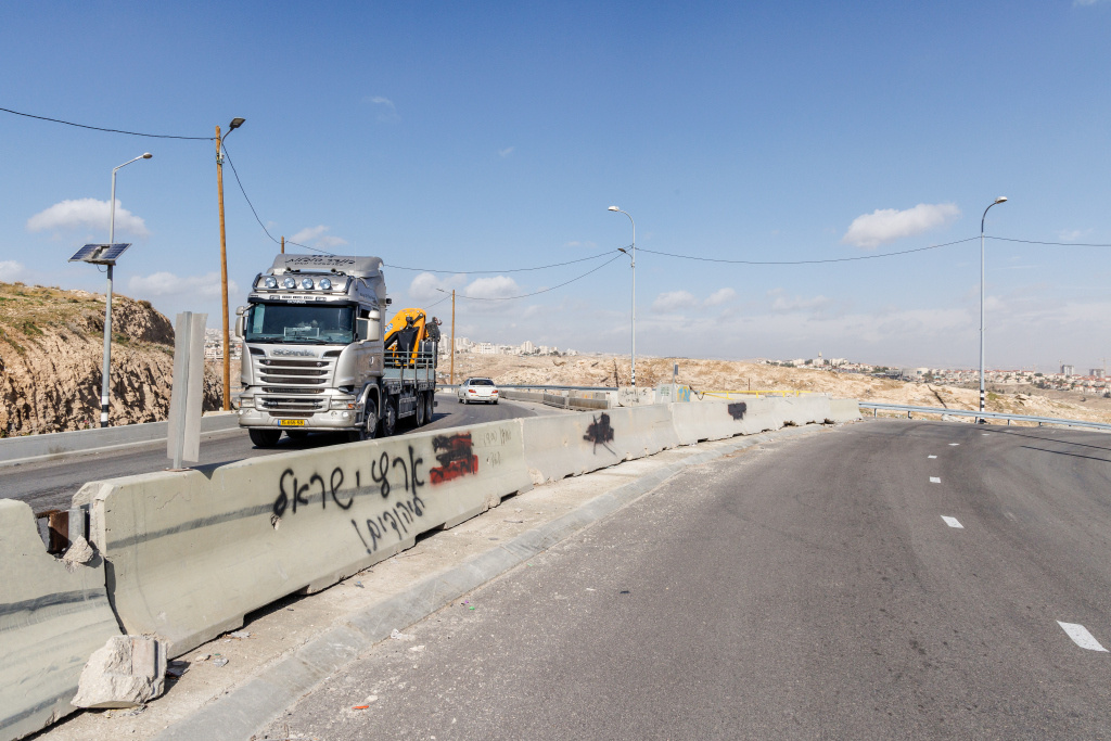 Ein Graffito auf der Betonabsperrung einer Straße auf israelischer Siedlungsseite mit der hebräischen Aufschrift "Israel den Juden!" am 1. Februar 2023 nahe der palästinensischen Stadt Al-Eizarija (Palästinensische Autonomiegebiete). (Foto: KNA)