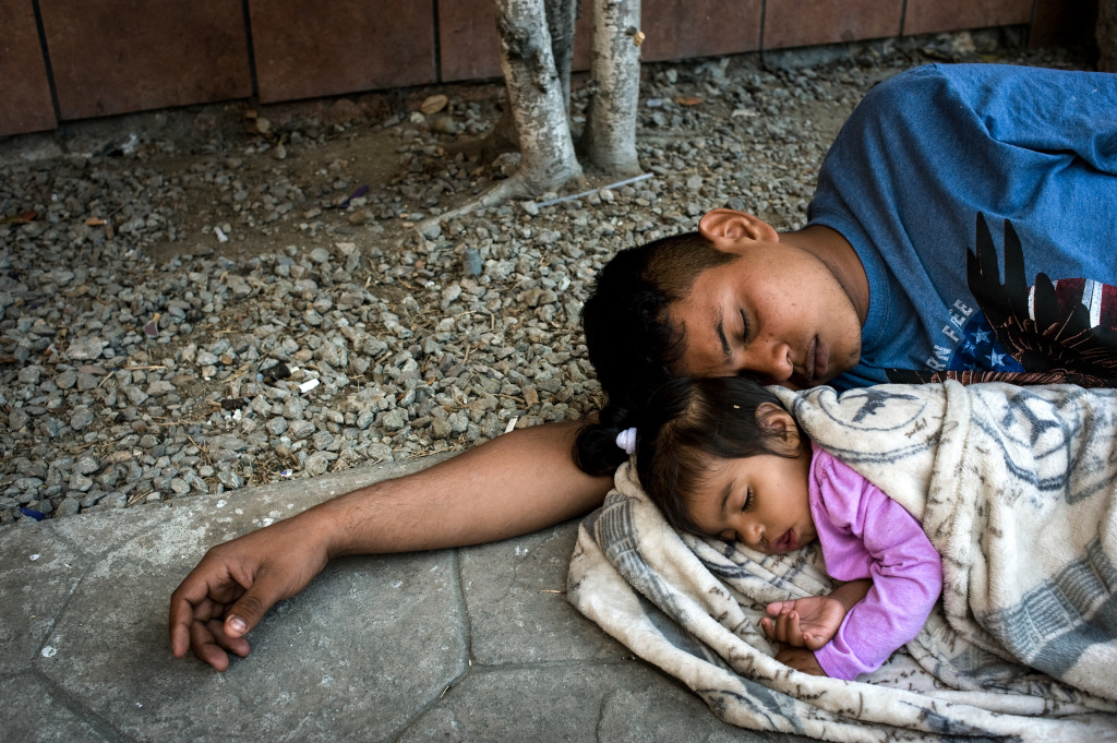 Ein Mann aus Honduras und seine kleine Tochter. (Foto: KNA)
