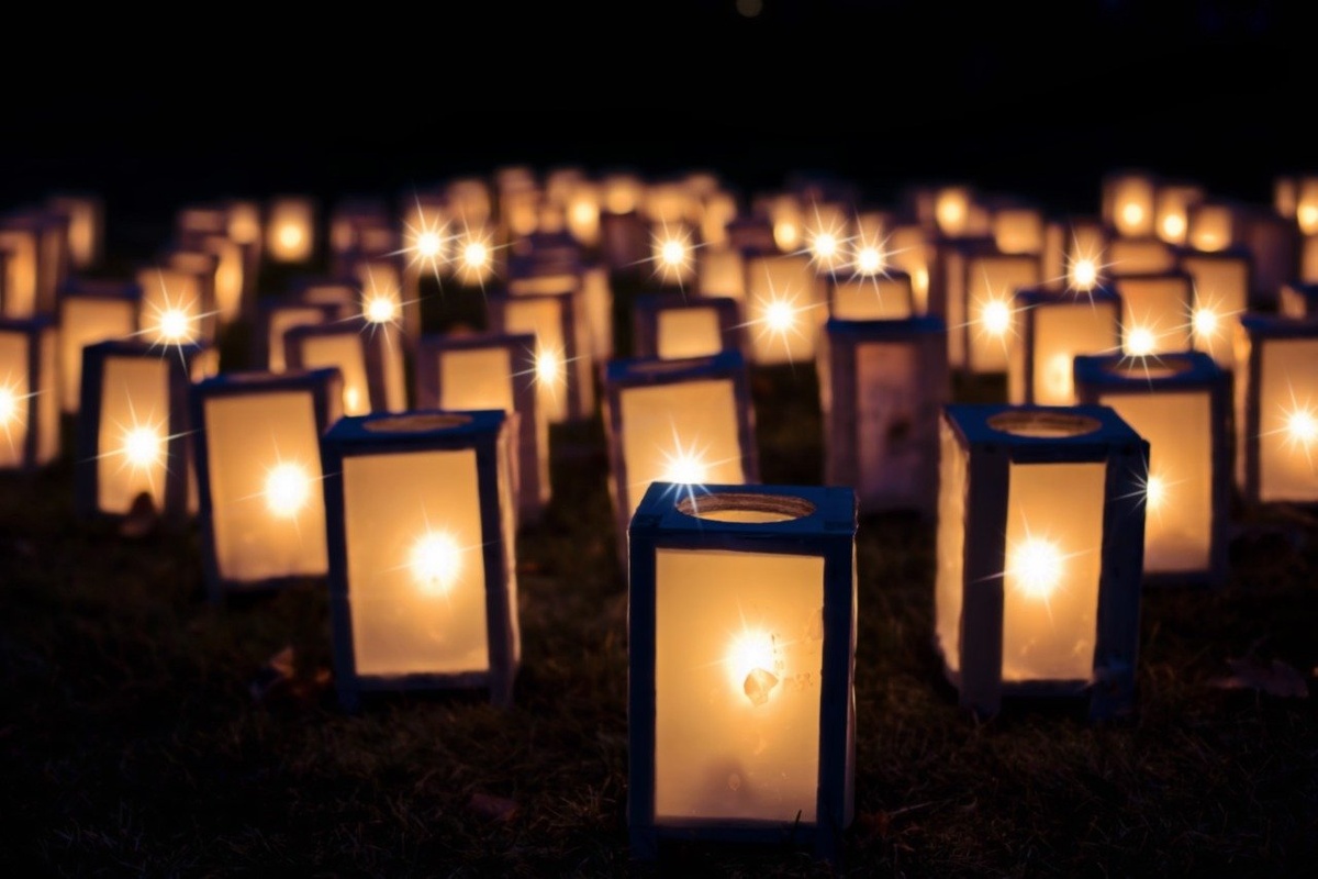 Mit der Aktion "#lichtfenster" wollen Staat und Kirchen der Corona-Toten gedenken. (Symbolfoto: gem)