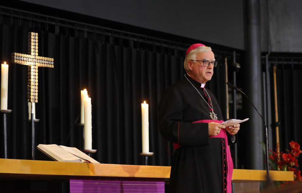 Erzbischof Heiner Koch spricht beim Trauergottesdienst im vergangenen Jahr zum Gedenken an die Opfer des Anschlags. (Foto: KNA) 