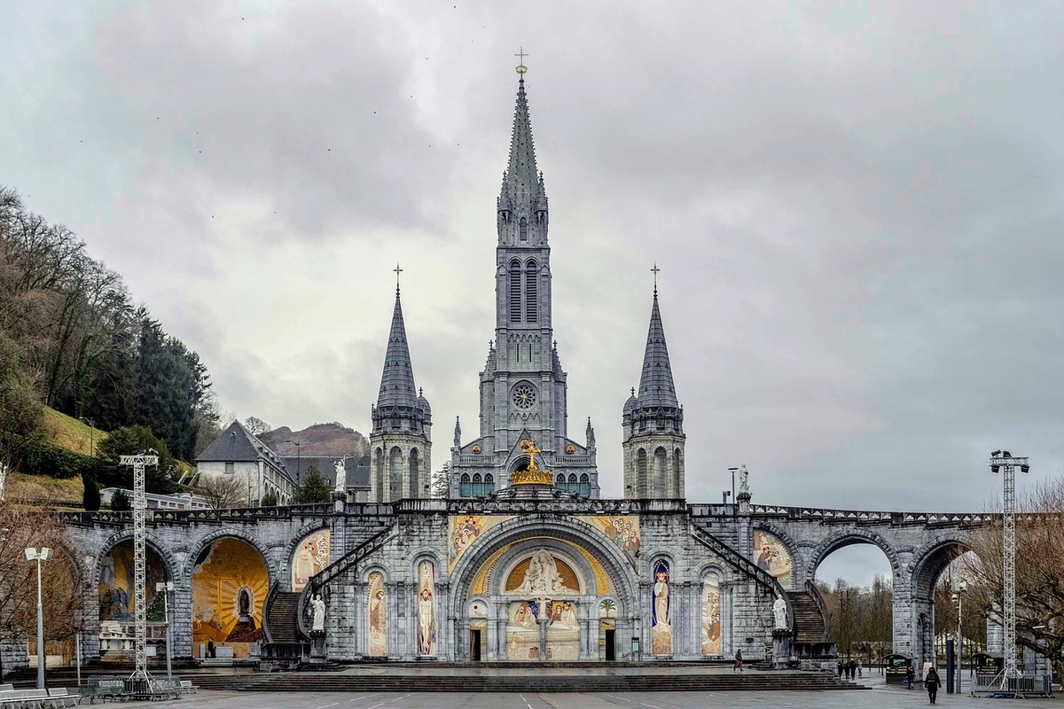 Die Rosenkranz-Basilika in Lourdes. (Foto: gem)