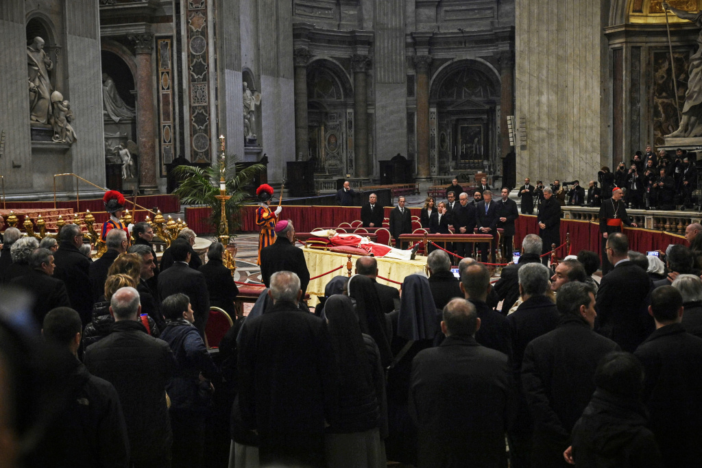 Menschen stehen dicht gedrängt um den aufgebahrten Leichnam des emeritierten Papstes Benedikt XVI. am 2. Januar 2023 im Petersdom im Vatikan. (Foto: Vatikan)