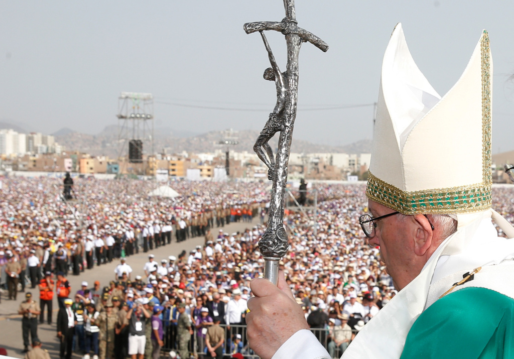 Papst Franziskus schaut auf die Menschenmenge beim Einzug zu einem Gottesdienst auf dem Luftwaffenstützpunkt Las Palmas. (Foto: KNA)